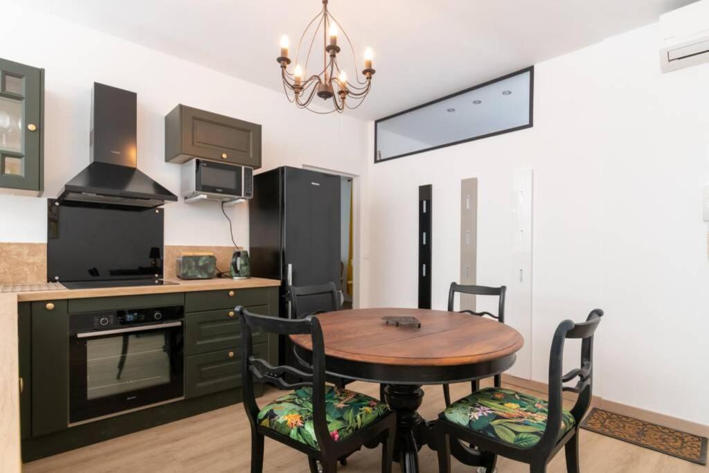 Bien D'Exception En Face Du Palais Des Papes Apartment Avignon Exterior photo